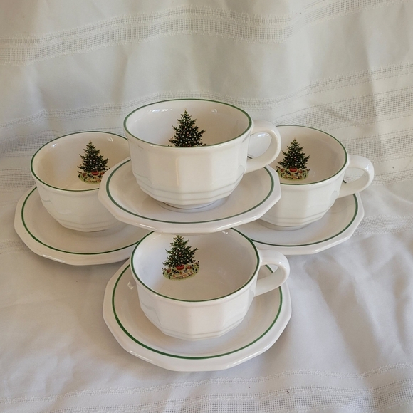 Christmas Heritage Tea/Coffee Set - Picture 4 of 8